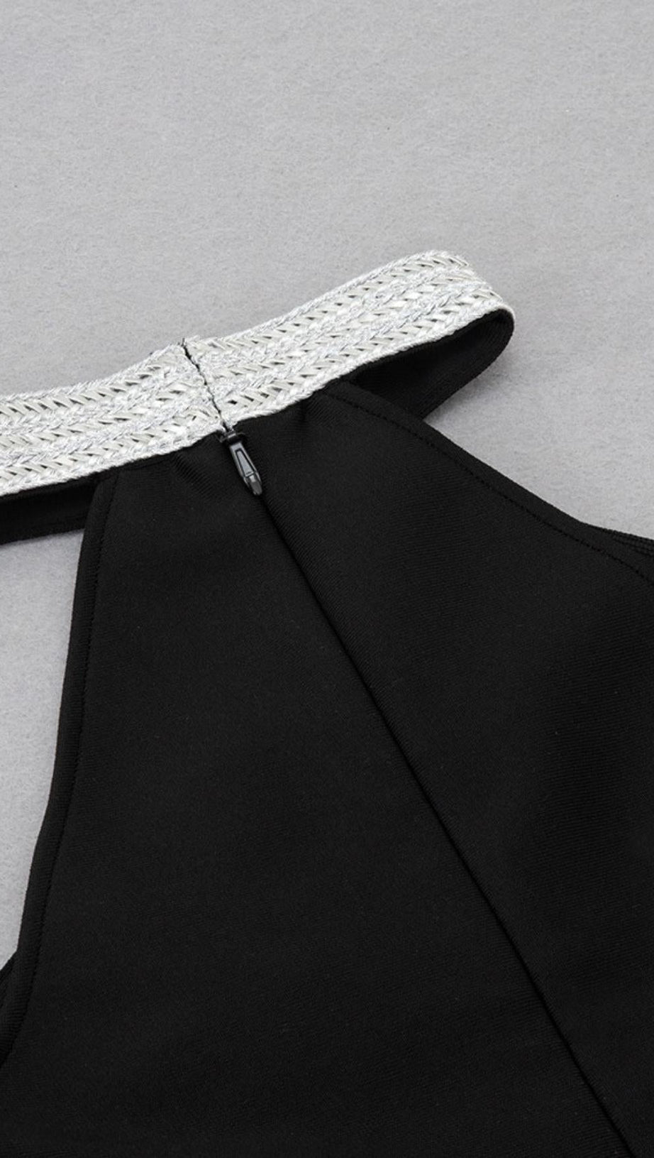 Neckholder-Minikleid mit Figurbetontem Schnitt