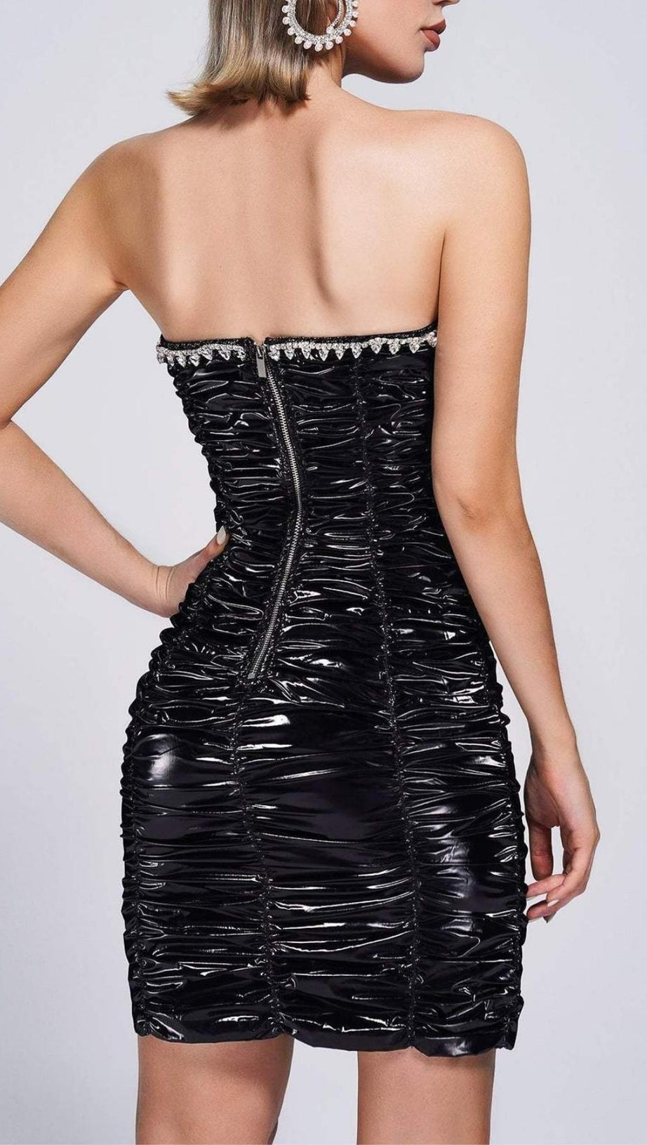 TRÄGERLOSES MINIKLEID MIT KRISTALLMUSTER IN SCHWARZ