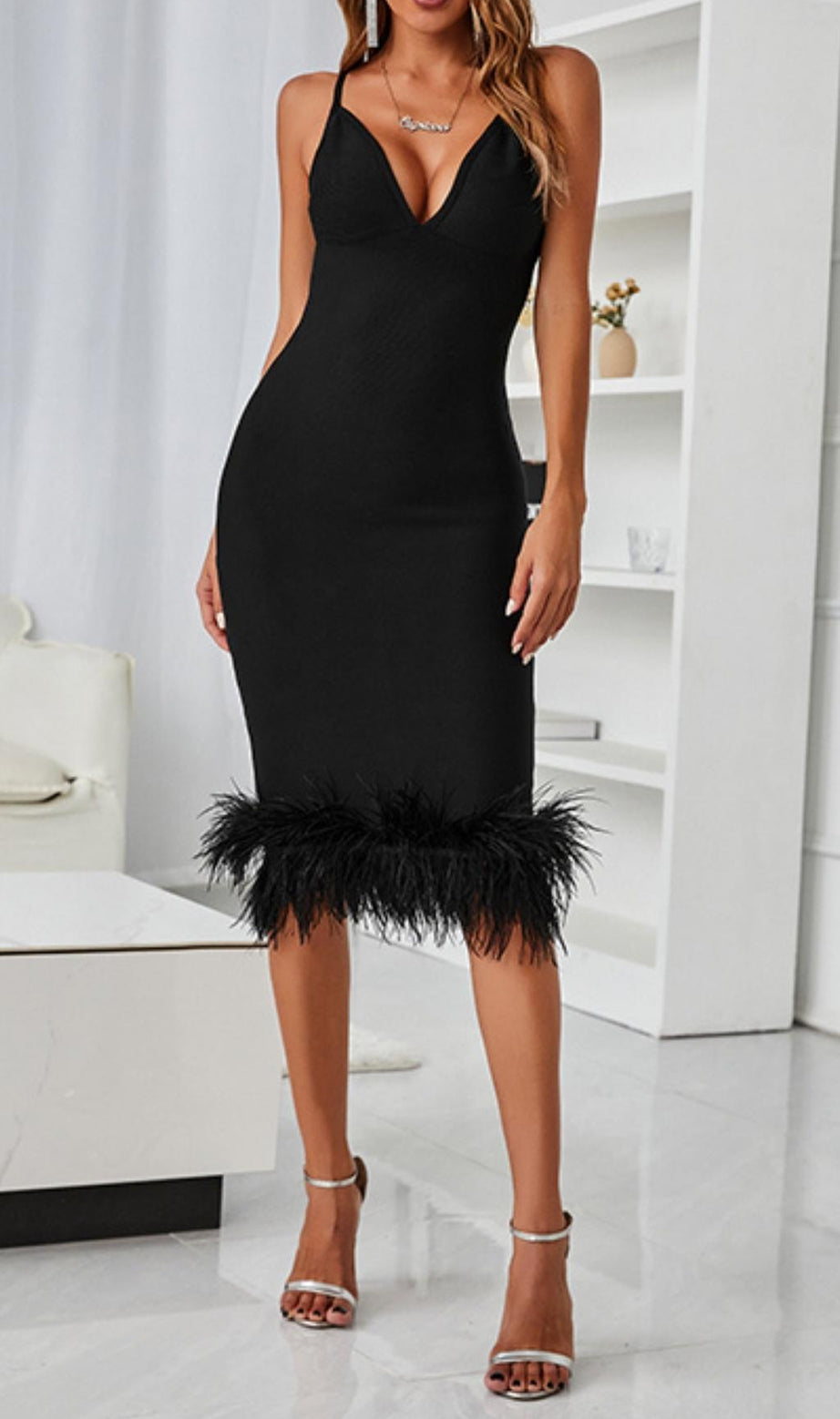 Rückenfreies, figurbetontes Midikleid mit V-Ausschnitt in Schwarz