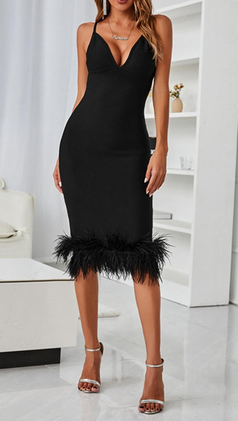 Rückenfreies, figurbetontes Midikleid mit V-Ausschnitt in Schwarz