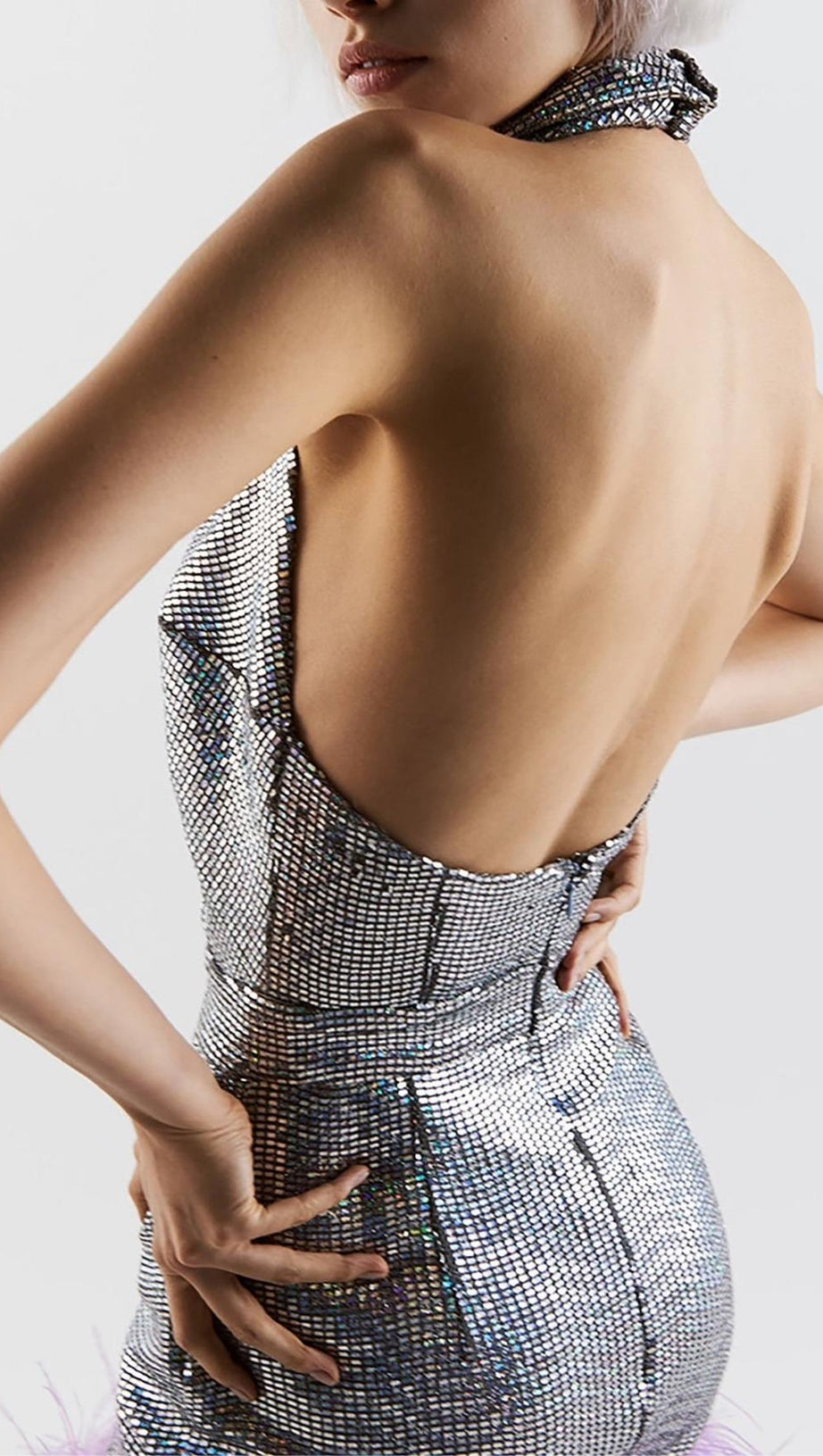 Rückenfreies Minikleid mit Pailletten in Silber