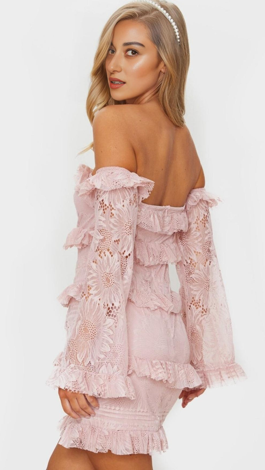 ABITO ADERENTE BARDOT CON DETTAGLI A VOLANT A VOLTI IN PIZZO, ROSA CIPRIA