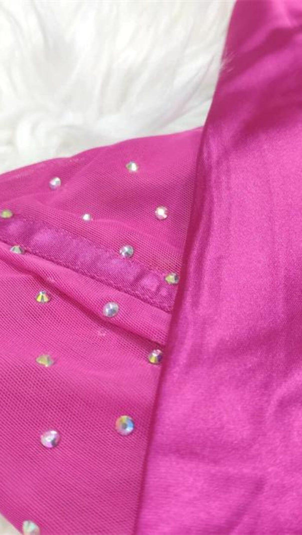 ABITO DARLENE IN RASO FUCSIA CON SPALLE SCOPERTE E CORSETTO CON CRISTALLI