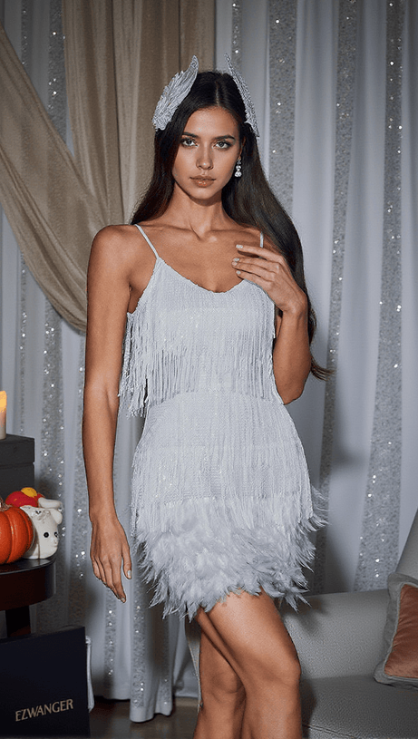 Austyn – Weißes Minikleid mit Quasten und Federn