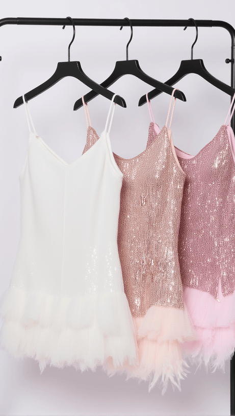 Austyn – Minikleid mit Quasten und Federn in Champagner