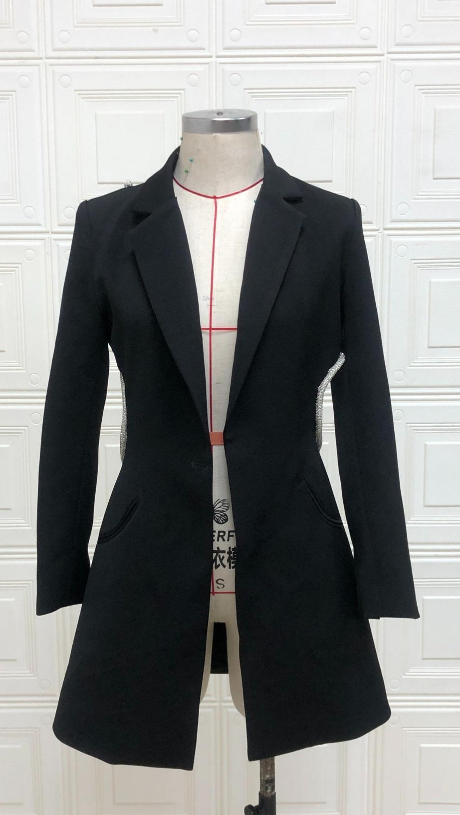 LONG-SLEEVED SUIT IN BLACK