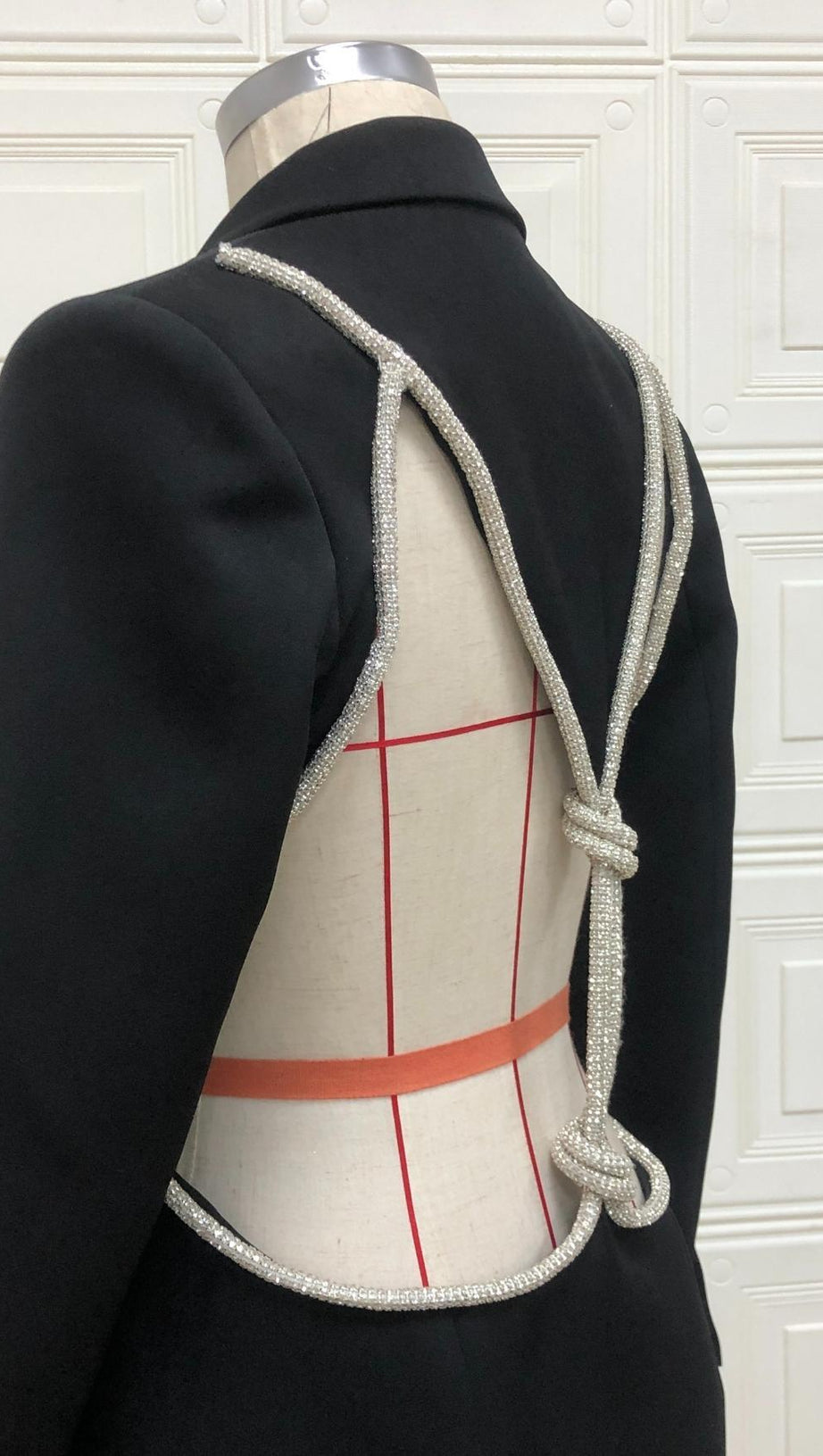 LONG-SLEEVED SUIT IN BLACK