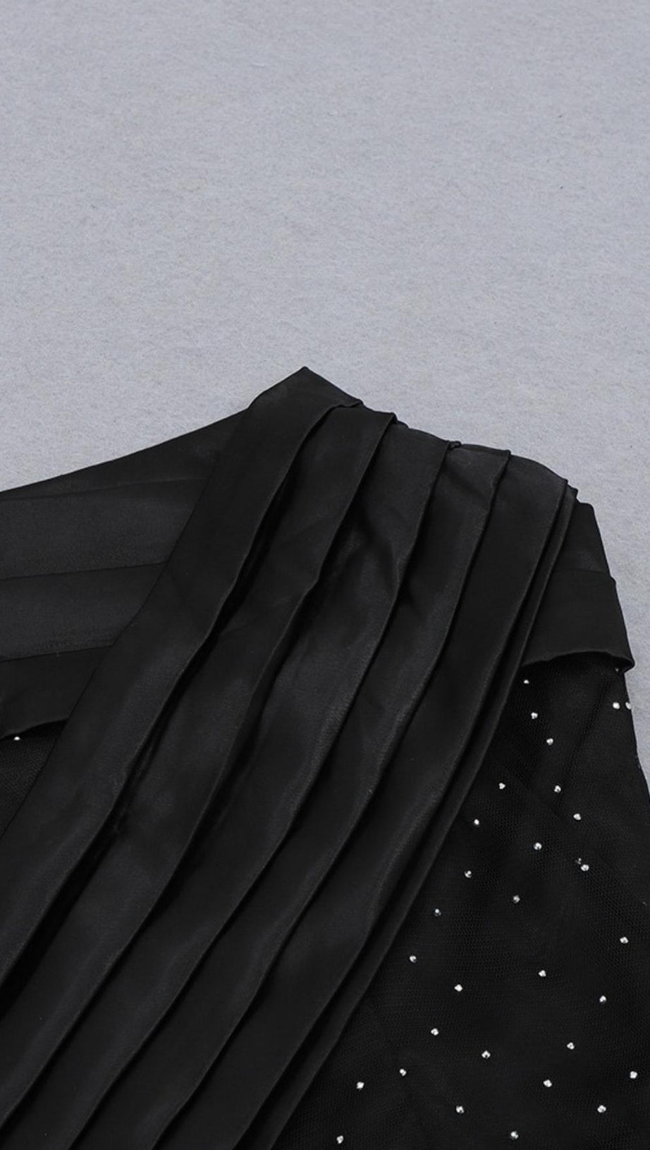 STRAPLESS MIDI DRESS IN BLACK