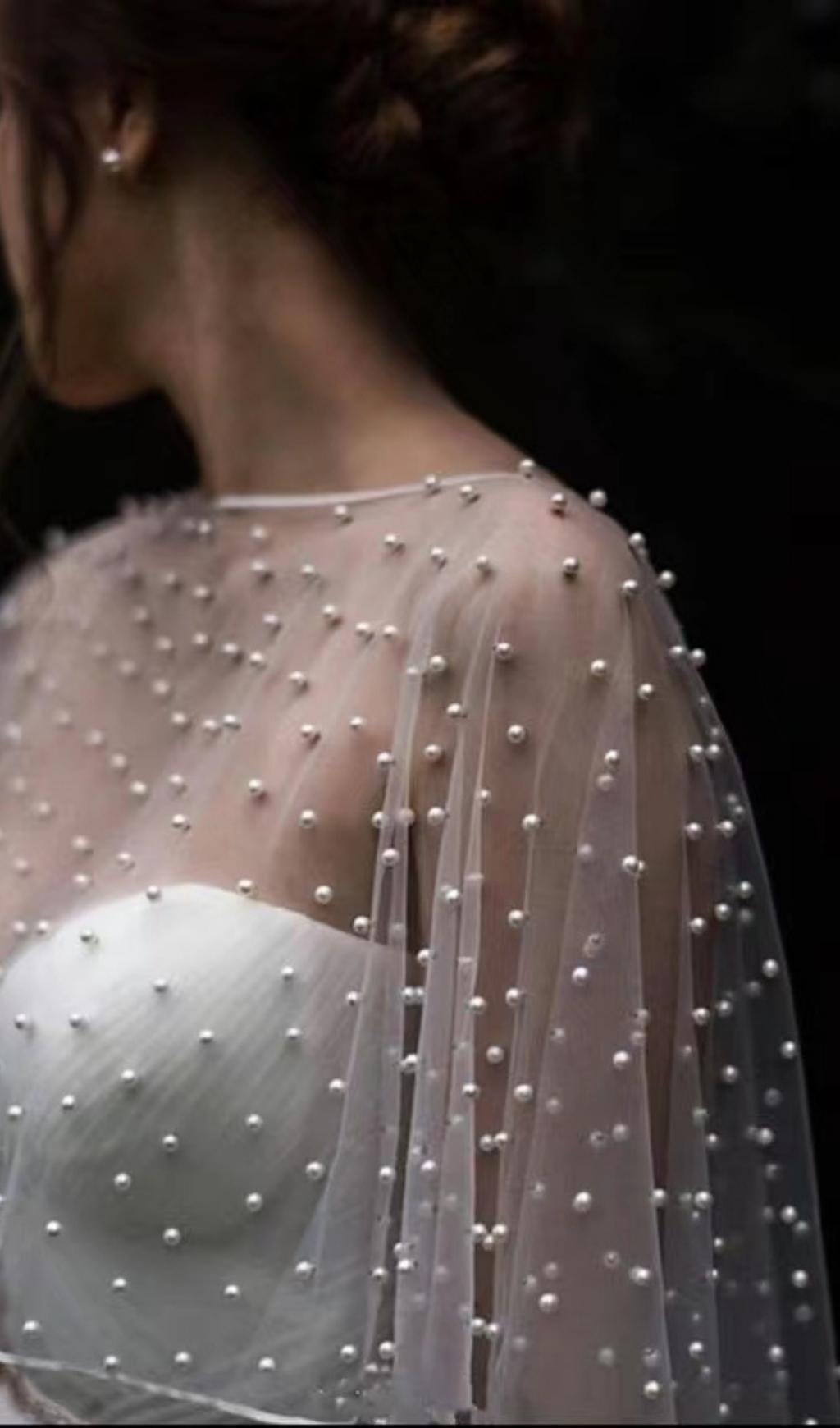 KLEINER PERLENUMHANG IN WEISS