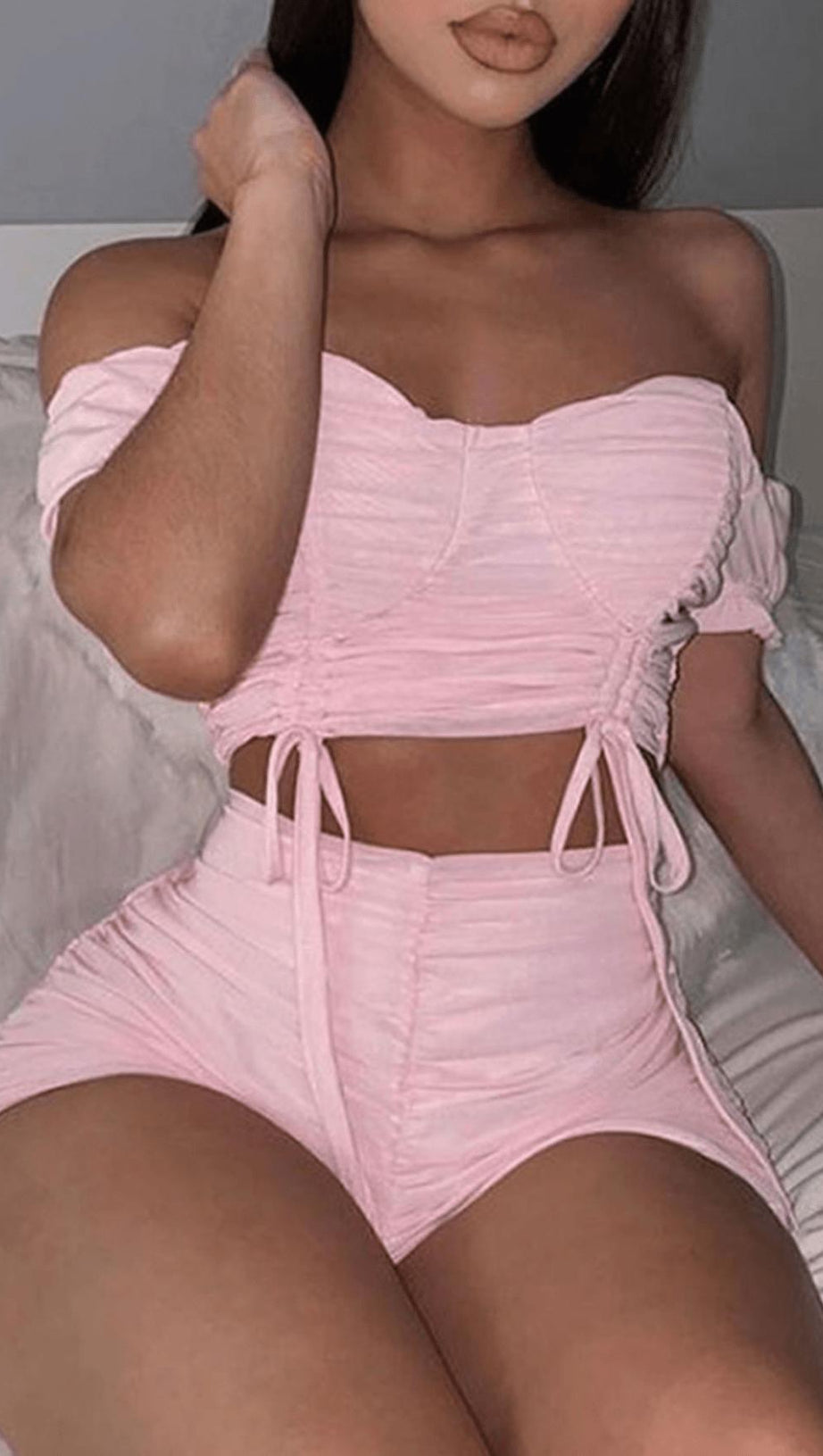 ABITO IN FILATO DI RETE CON SPALLE IN CARTA.