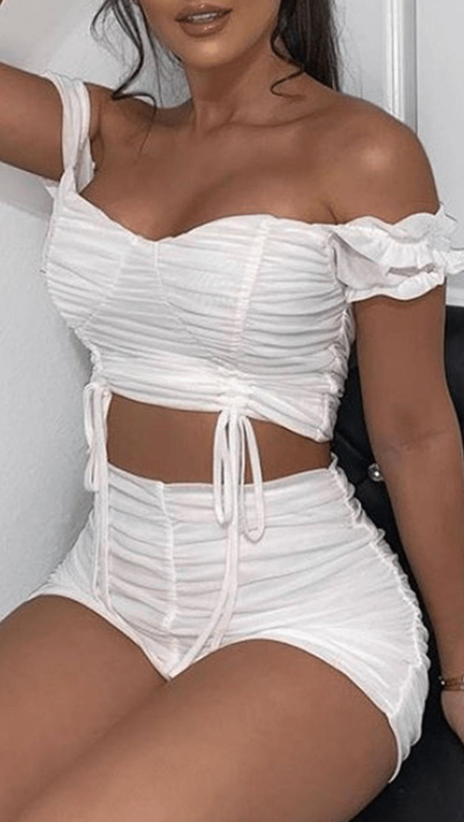 ABITO IN FILATO DI RETE CON SPALLE IN CARTA.