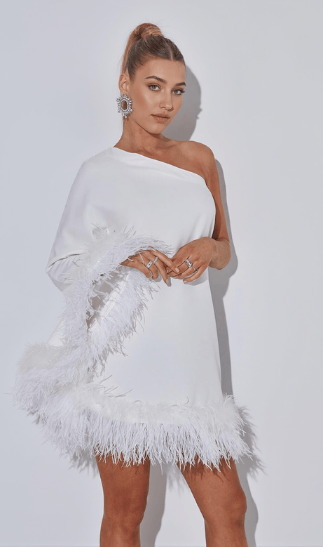 Ceridwen – Weißes Minikleid mit One-Shoulder-Träger und Federn