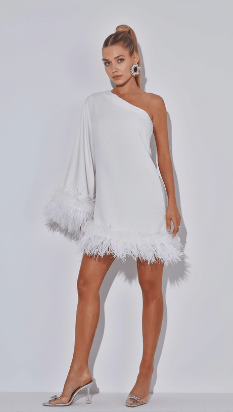 Ceridwen – Weißes Minikleid mit One-Shoulder-Träger und Federn