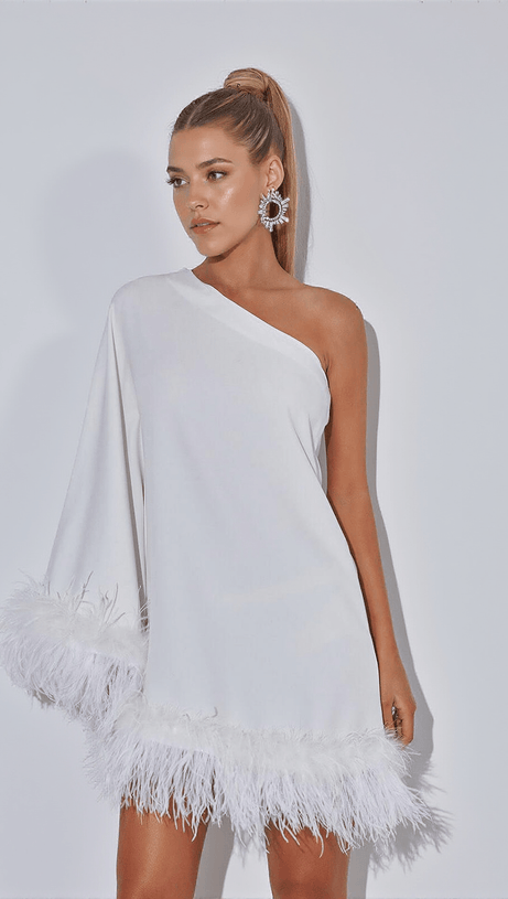 Ceridwen – Weißes Minikleid mit One-Shoulder-Träger und Federn