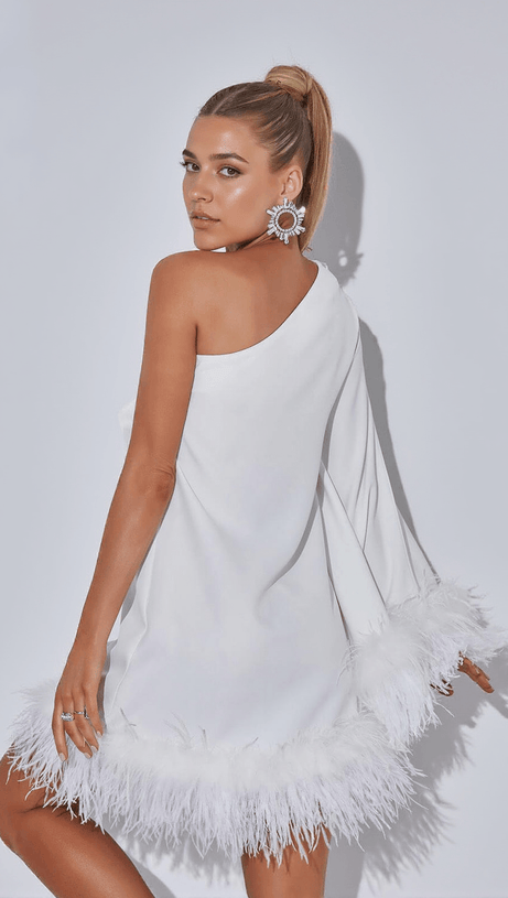 Ceridwen – Weißes Minikleid mit One-Shoulder-Träger und Federn