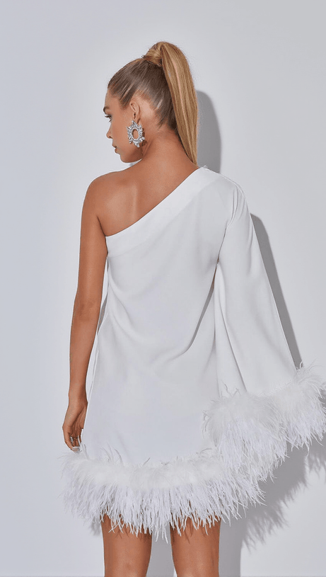 Ceridwen – Weißes Minikleid mit One-Shoulder-Träger und Federn