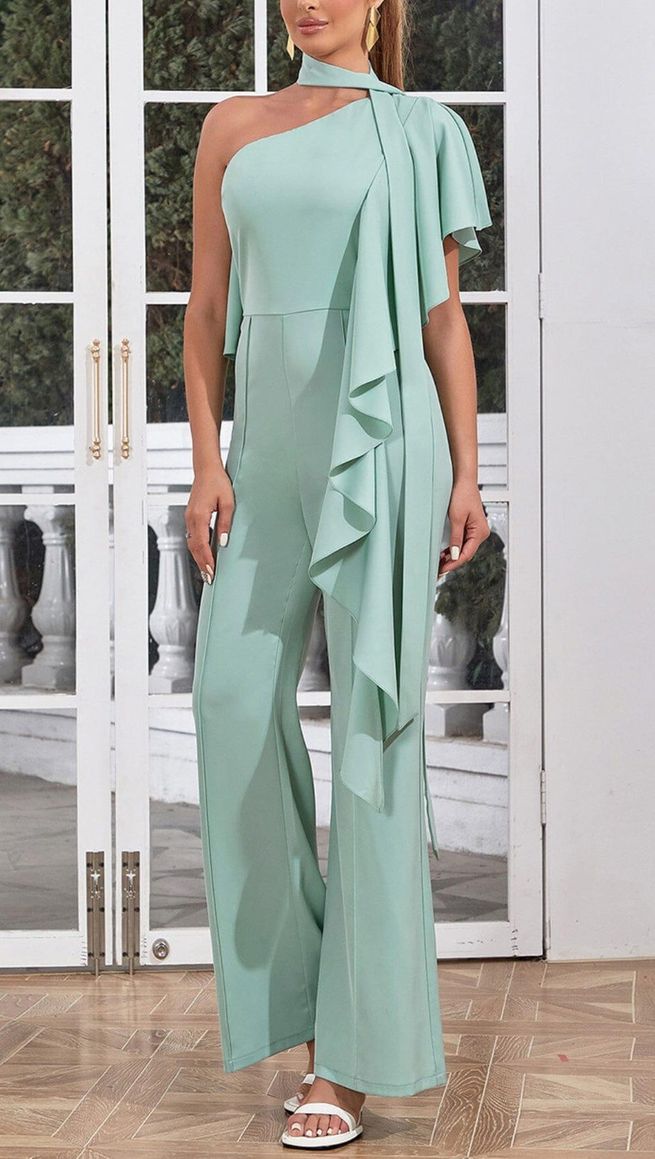 TUTA CON SCOLLO A V, MONOSPALLA, SCHIENA APERTA, GAMBA LARGA E BRETELLE