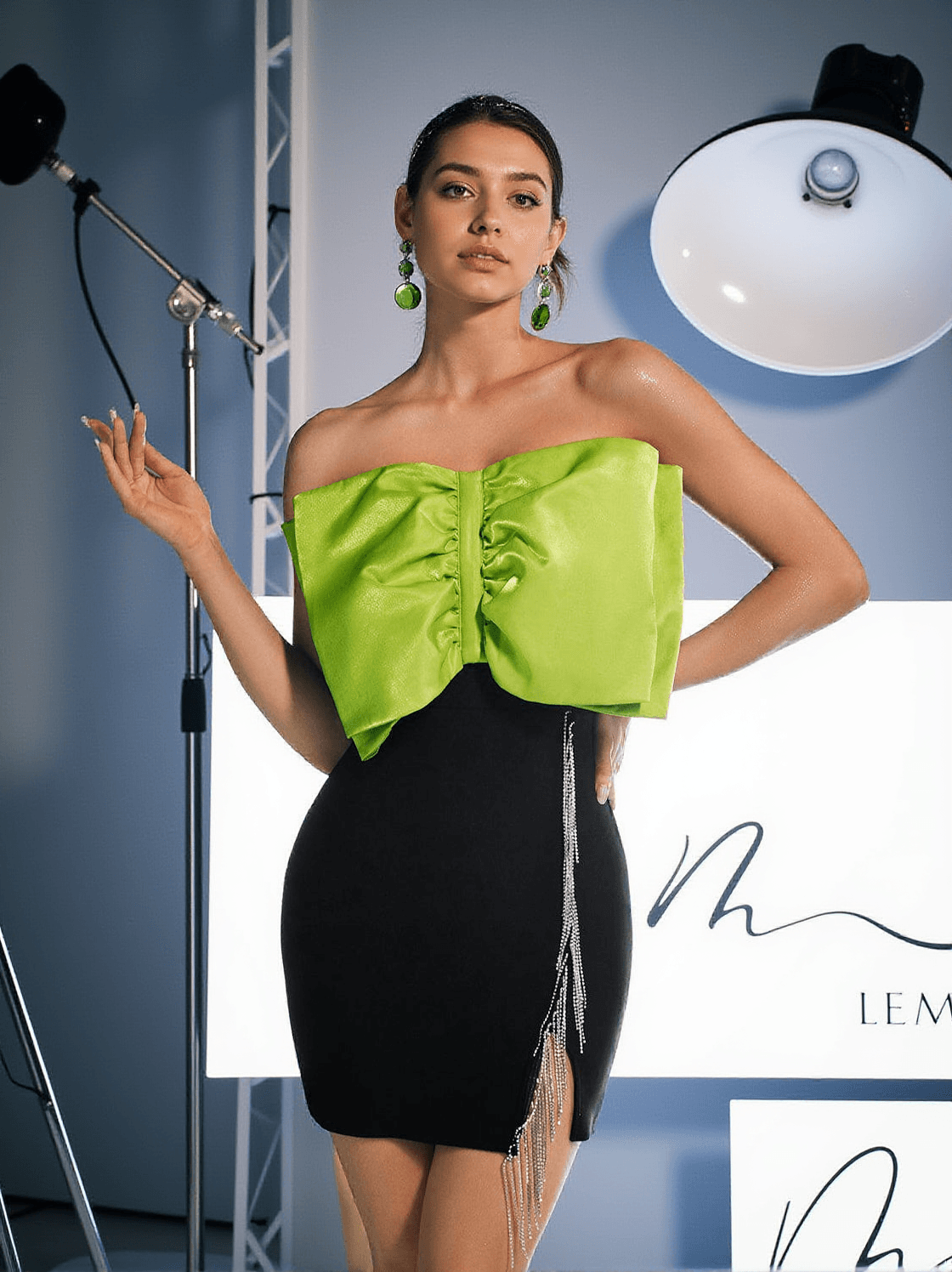 MINI ABITO IDONY SENZA SPALLINE CON FIOCCO E FRANGE DI CRISTALLI