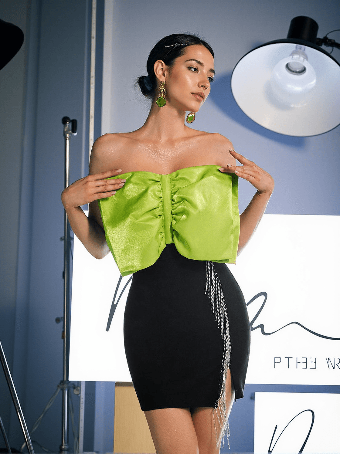 MINI ABITO IDONY SENZA SPALLINE CON FIOCCO E FRANGE DI CRISTALLI