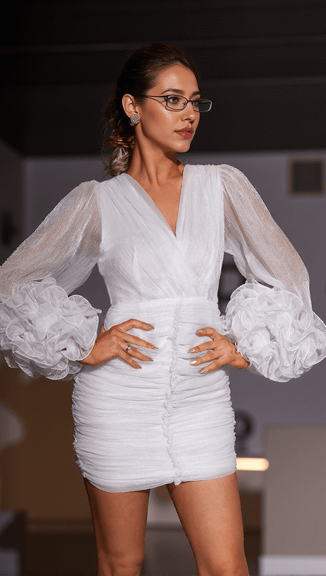 Anneline – Gerüschtes Minikleid mit V-Ausschnitt in Weiß