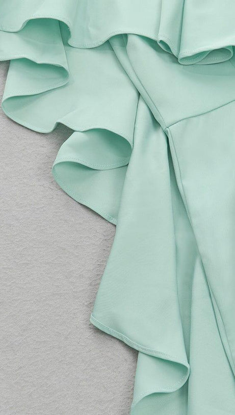 TUTA CON SCOLLO A V, MONOSPALLA, SCHIENA APERTA, GAMBA LARGA E BRETELLE