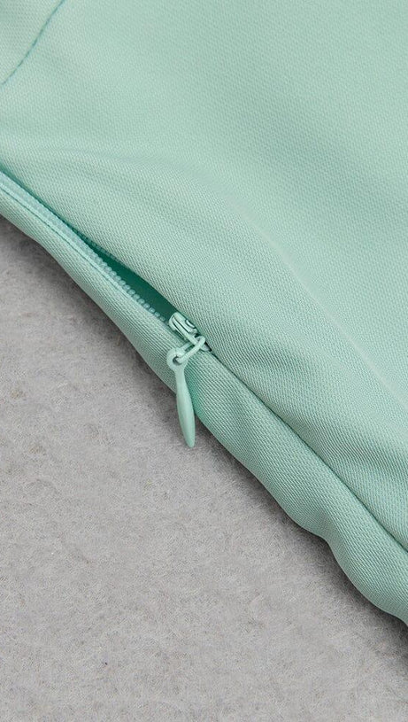 TUTA CON SCOLLO A V, MONOSPALLA, SCHIENA APERTA, GAMBA LARGA E BRETELLE