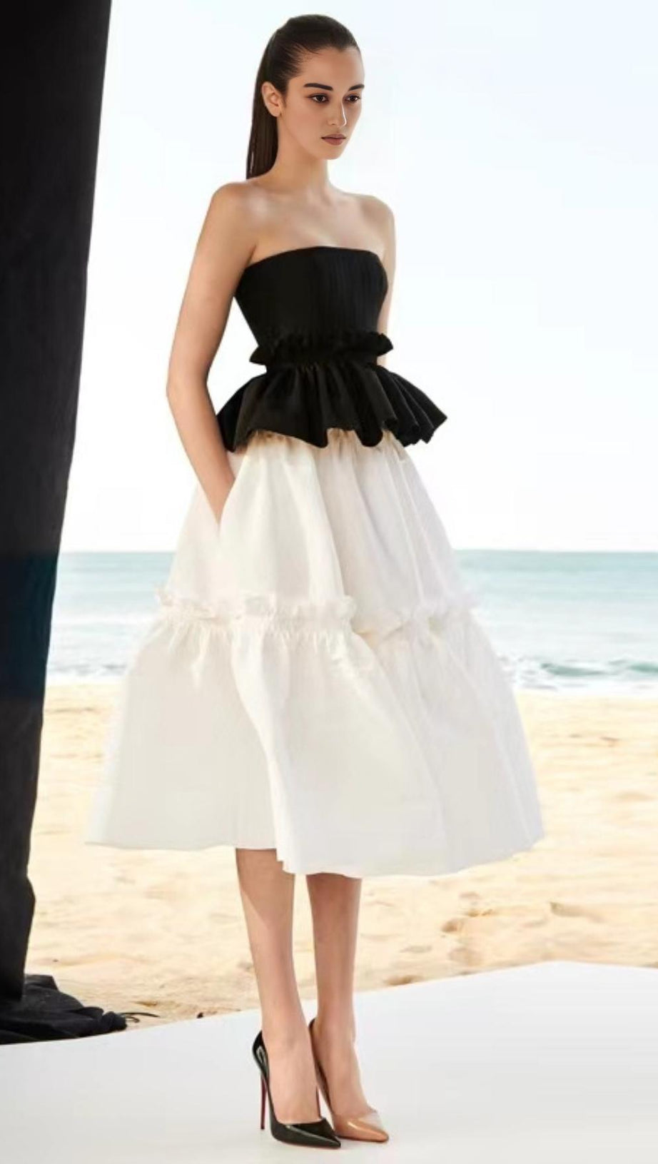 JOINT MIDI DRESS IN BLACK AND WHITE