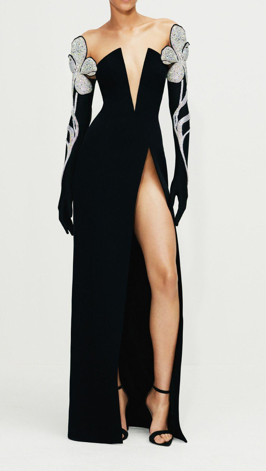 MAXIKLEID MIT TIEFEN V-AUSSCHNITT IN SCHWARZ