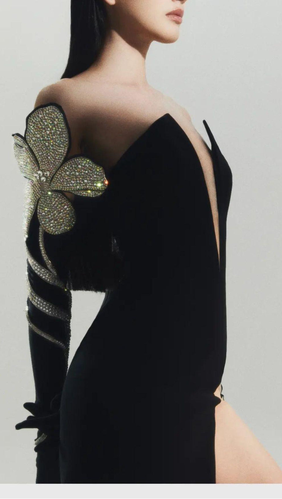 MAXIKLEID MIT TIEFEN V-AUSSCHNITT IN SCHWARZ