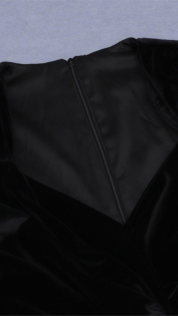 SCHWARZES SAMT-SATIN-KLEID MIT V-AUSSCHNITT 