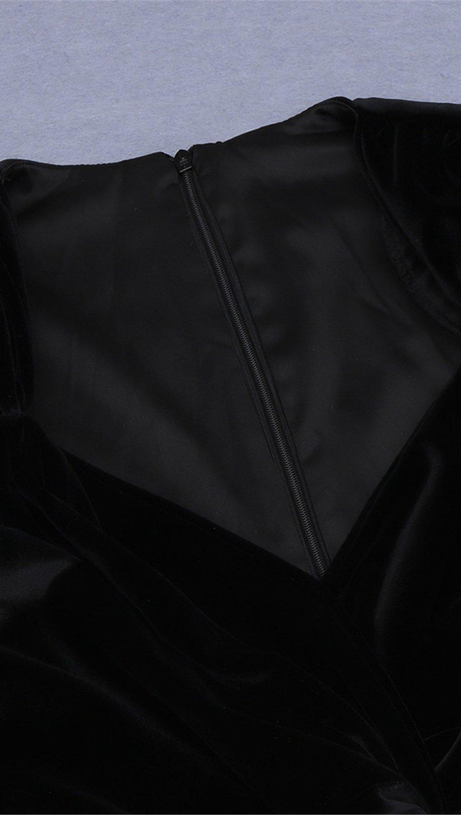 SCHWARZES SAMT-SATIN-KLEID MIT V-AUSSCHNITT 