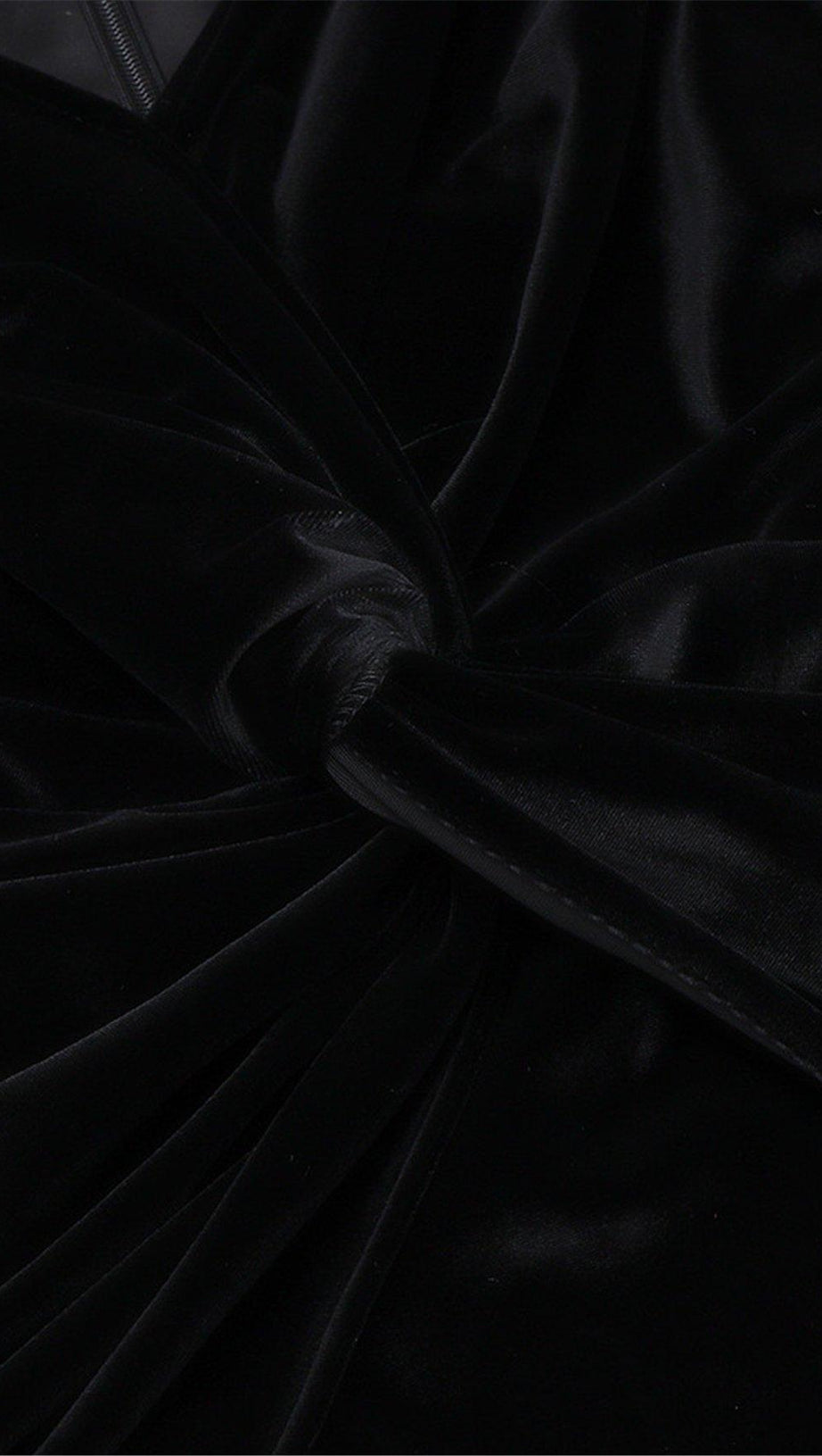 SCHWARZES SAMT-SATIN-KLEID MIT V-AUSSCHNITT 