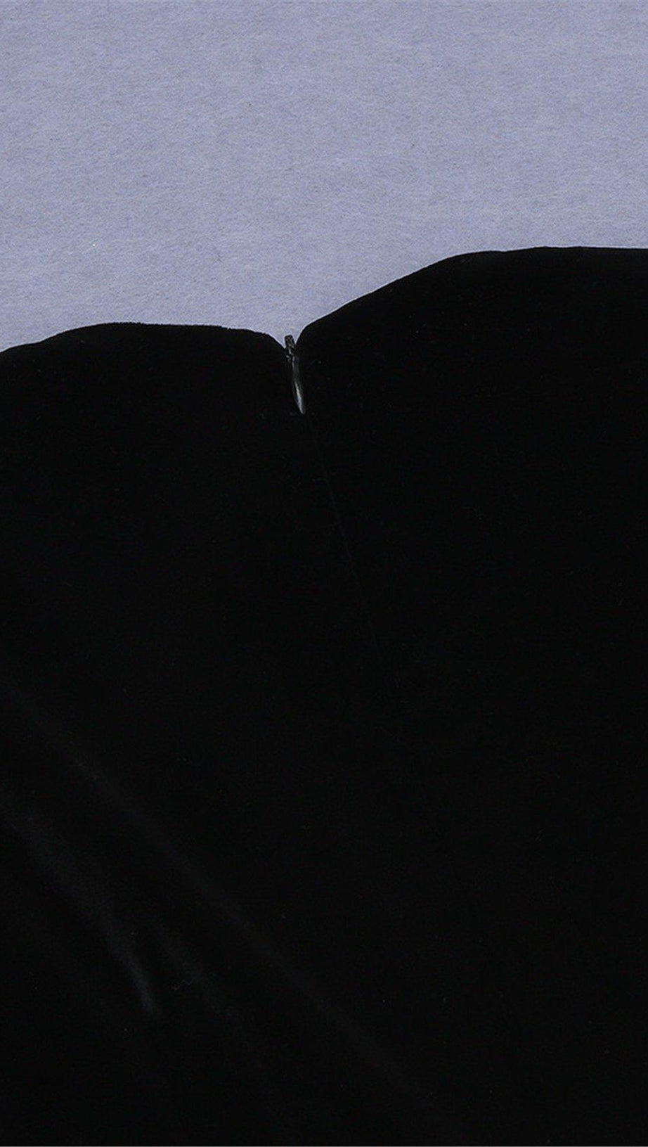 SCHWARZES SAMT-SATIN-KLEID MIT V-AUSSCHNITT 