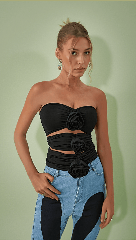 Demetria – Schwarzes Oberteil mit Blumenausschnitt
