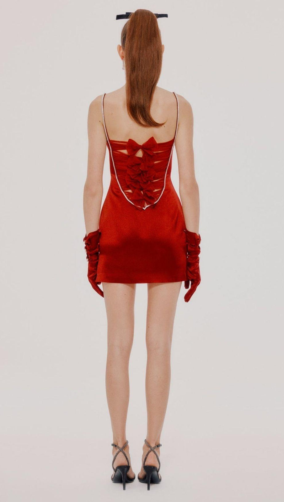 MINIKLEID AUS SATIN MIT SCHLEIFE AUF DER RÜCKSEITE IN WEINROT