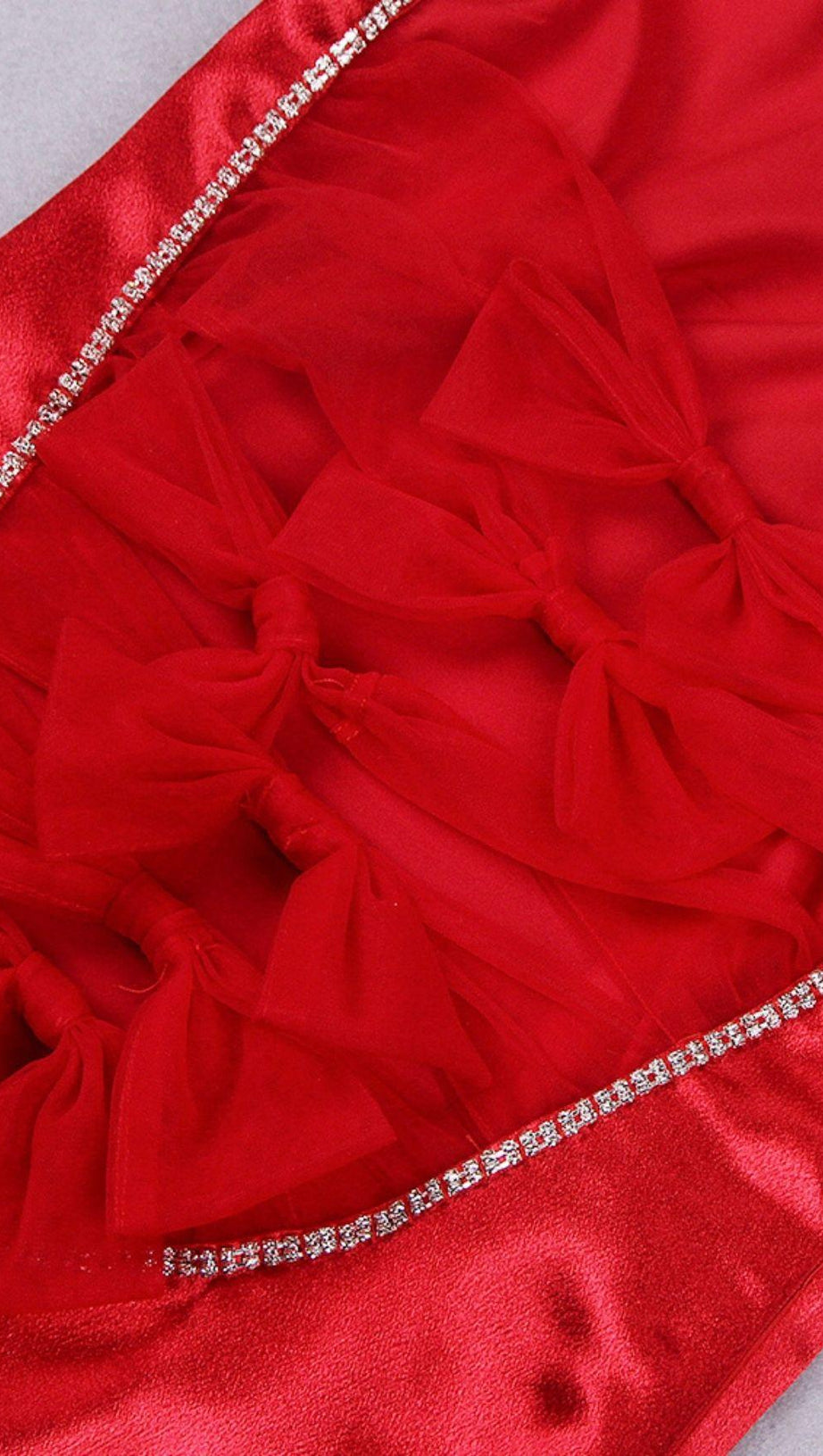 MINIKLEID AUS SATIN MIT SCHLEIFE AUF DER RÜCKSEITE IN WEINROT