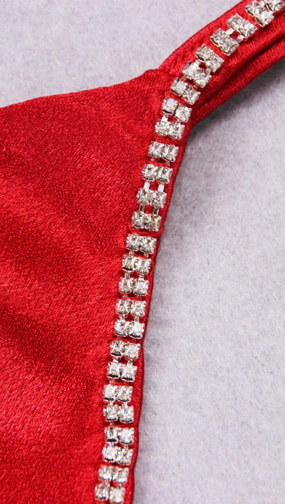 MINIKLEID AUS SATIN MIT SCHLEIFE AUF DER RÜCKSEITE IN WEINROT