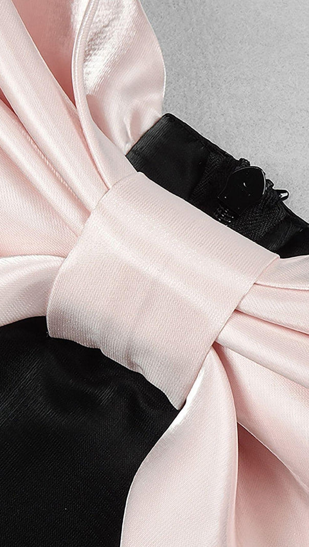 MINI ABITO IN RASO ROSA CON FIOCCO E SPALLE SCOPERTE, BIANCO