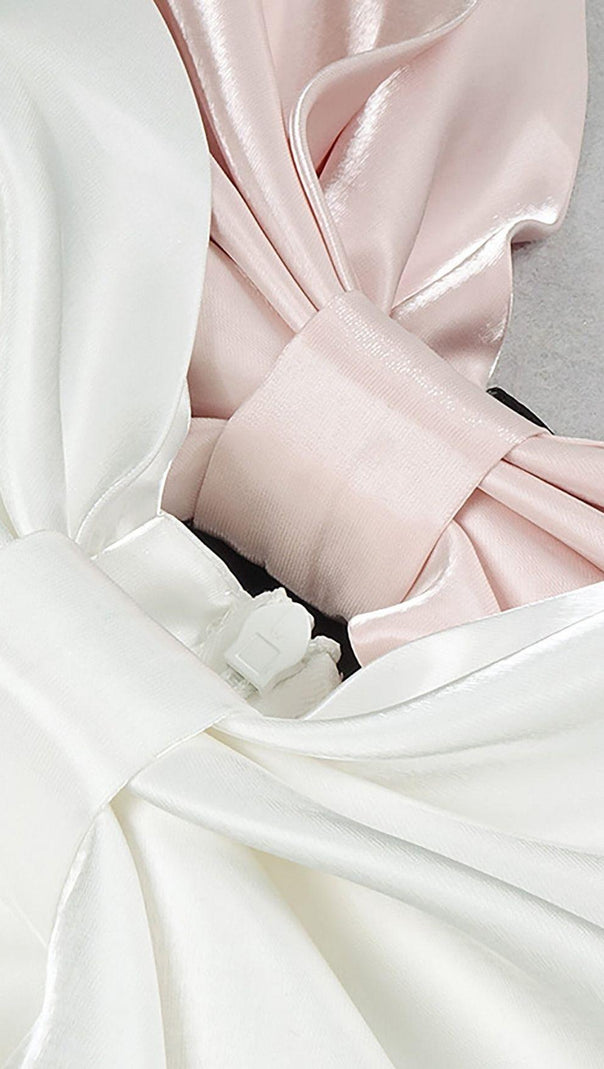 MINI ABITO IN RASO CON FIOCCO ROSA E SPALLE SCOPERTE