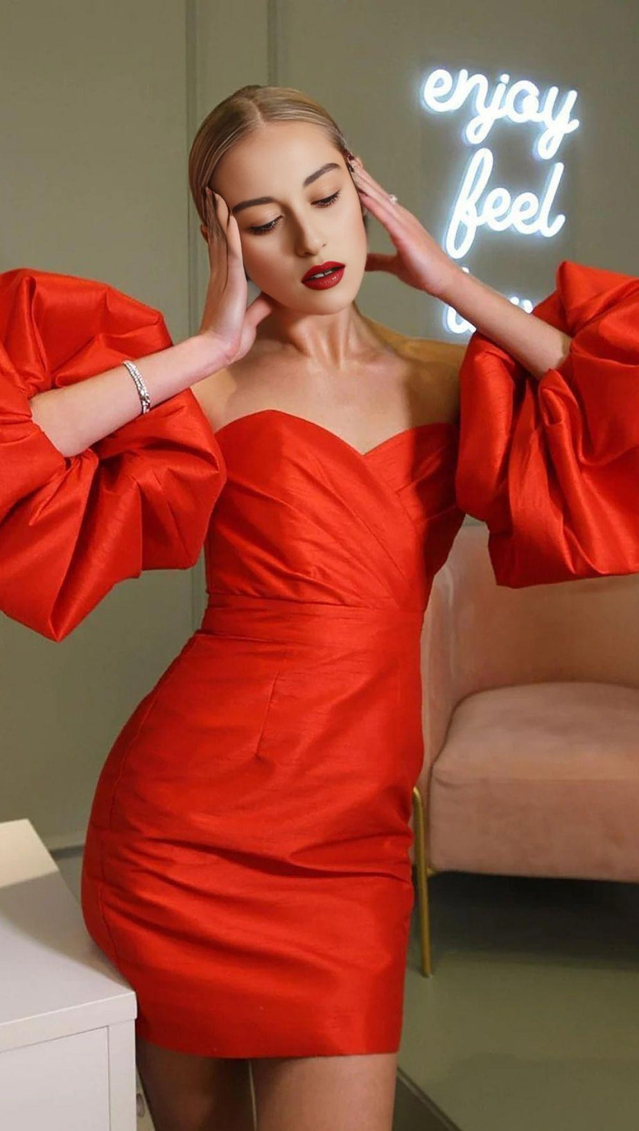 MINI ABITO IN RASO CON MANICHE A SBUFFO ROSSO