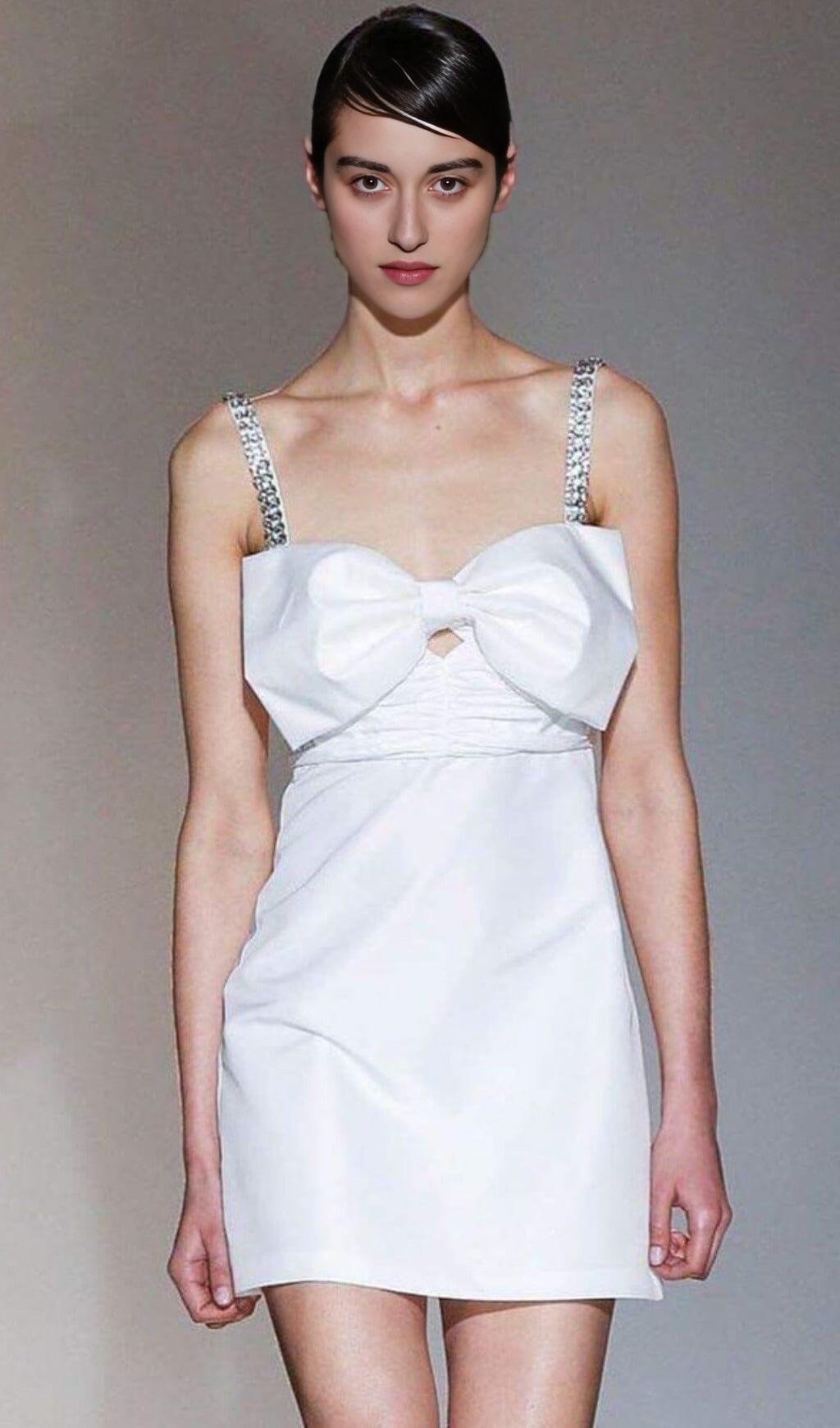 MINIKLEID AUS KRISTALL-SATIN IN WEISS