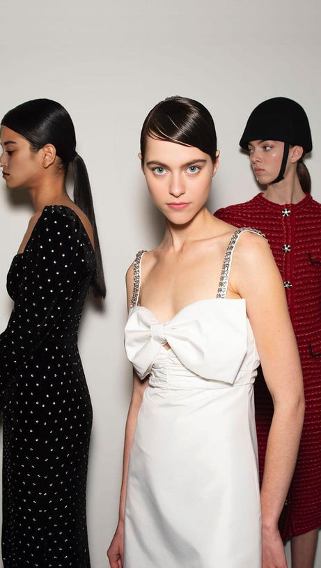 MINIKLEID AUS KRISTALL-SATIN IN WEISS