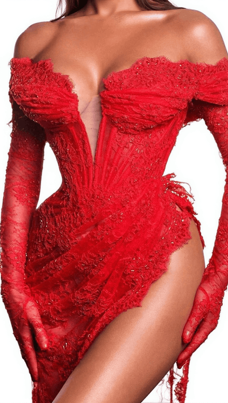 Charla – Maxikleid mit Spitzen-Blumenmuster und Falten und Handschuhen