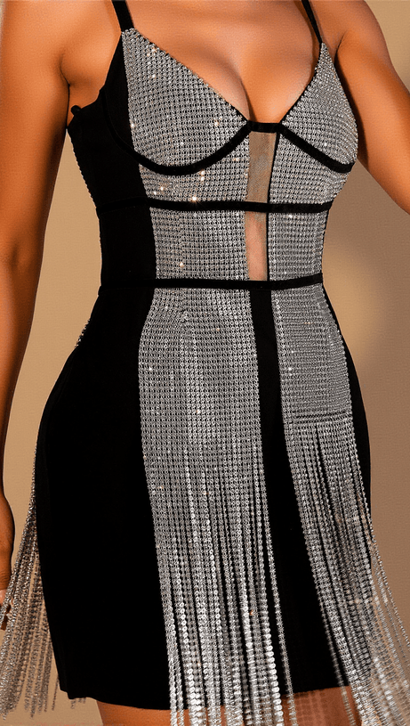 Kael – Trägerkleid mit Fransen und Rautenausschnitt