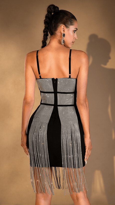 Kael – Trägerkleid mit Fransen und Rautenausschnitt