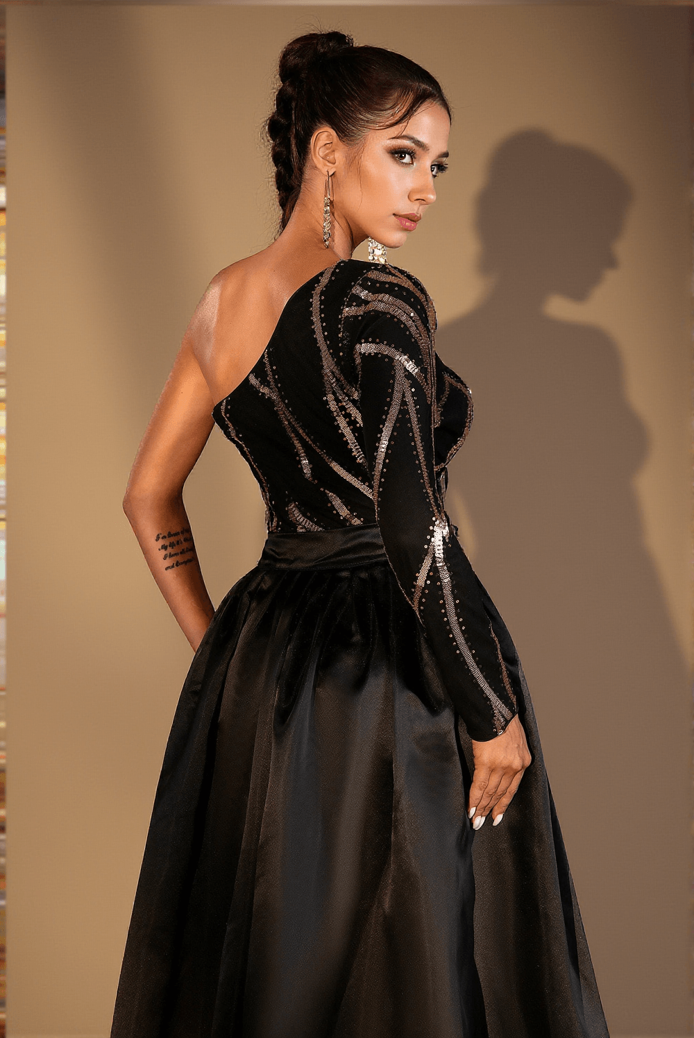 Gwyn – One-Shoulder-Kleid mit Pailletten und Diamanten