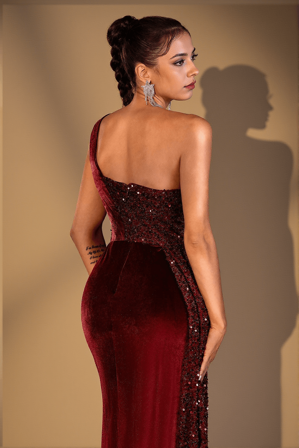 Kleid aus Samt mit Plisseefalten und hohem Schlitz in Orchideen-Pailletten