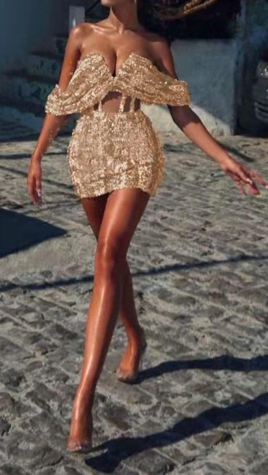 TRÄGERLOSES MINIKLEID MIT SILBERNÄHTEN PAILLETTEN