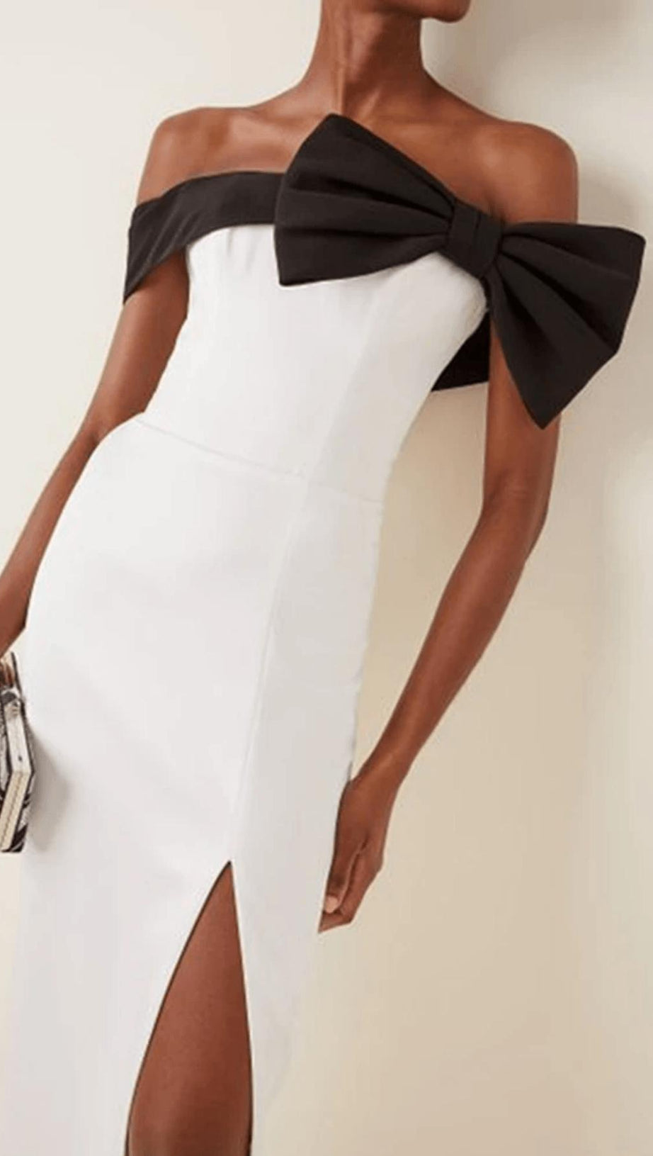 ABITO MIDI CON SPALLE SCOPERTE E FASCE IN BIANCO