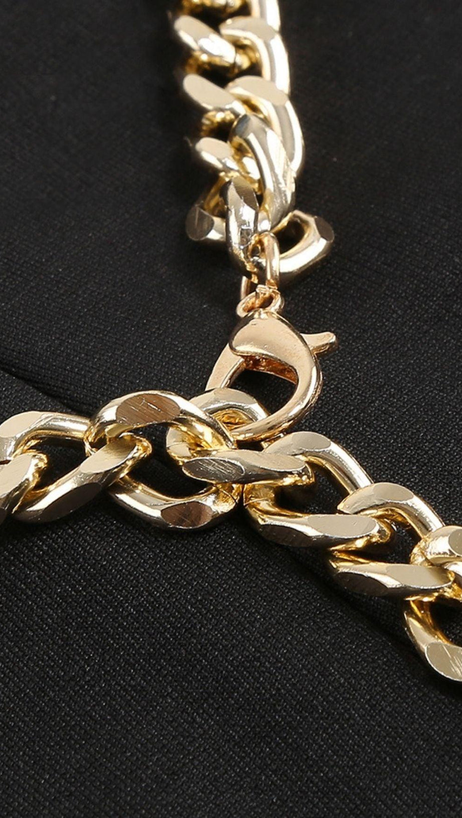 SCHWARZES RÜCKENFREIES MIDIKLEID MIT KETTE